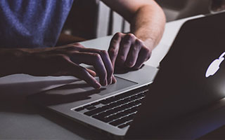 为什么它总让你“更新版本”，我把这类这种“私信投放”的“话术脚本”拆给你看：最容易中招的是“只想看看”的人